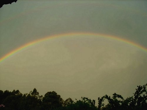 um arco-íris total em frente de casa tomou o céu todinho.